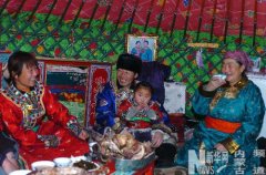 <b>记者张领摄栖身正在草原深处的蒙古族牧平易近</b>